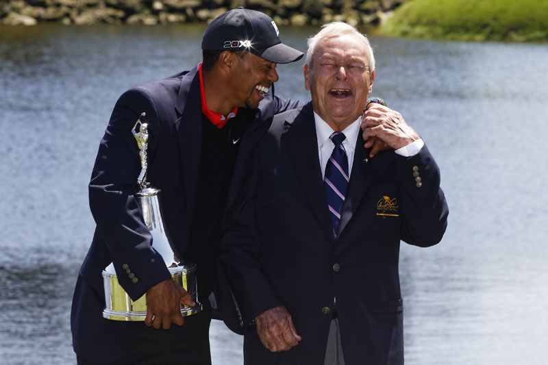 北京時間3月26日,高爾夫巨星泰格·伍茲最終第八次贏得阿諾-帕爾默邀請賽。這是伍茲本賽季贏得的第三個冠軍,他的世界排名也因此重返第一位。圖為伍茲親熱地摟著年逾80的前輩阿諾德·帕爾默的肩膀,兩人猶如酒醉般開懷大笑
。【伍茲更多動態】