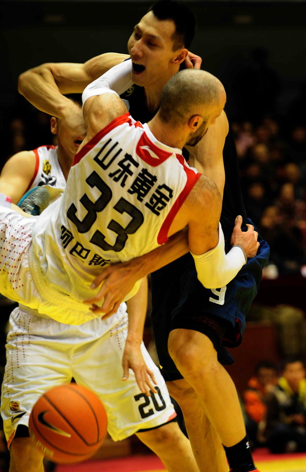 熊抱防守——3月29日,2012-2013赛季CBA总决赛第4场,广东宏远94-74战胜山东黄金,4比0横扫对手夺第八冠,图为阿巴斯贴身防守易建联。【点击更多图片】【CBA总决赛专题】