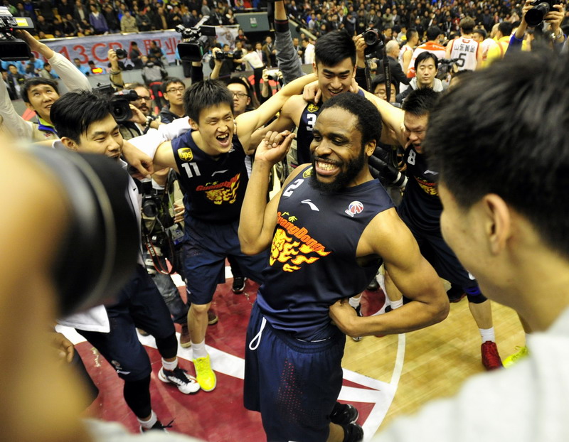 ��������������3��29�գ�2012-2013����CBA�ܾ�����4�����㶫��Զ94-74սʤɽ���ƽ�4��0��ɨ���ֶ�ڰ˹ڣ��㶫��Ԯ�ϰ¹ſ������衣���������ͼƬ����CBA�ܾ���ר�⡿