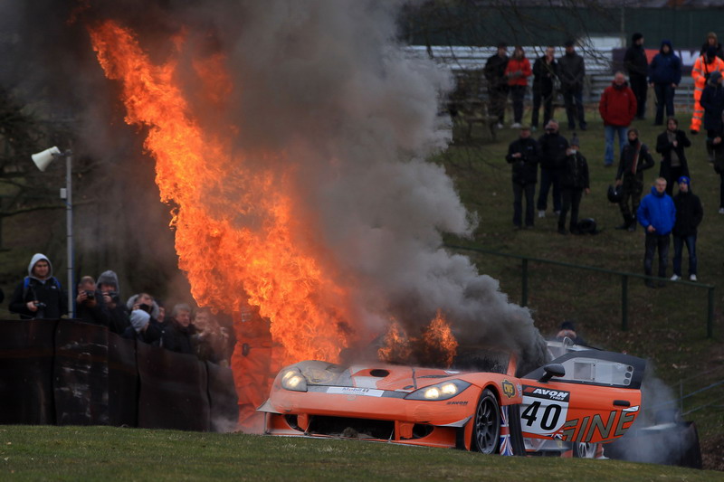 赛场烈火——4月2日,2013年英国GT赛车奥顿公园站,极速狂飙屡发事故大火冲天。【点击更多图片】
