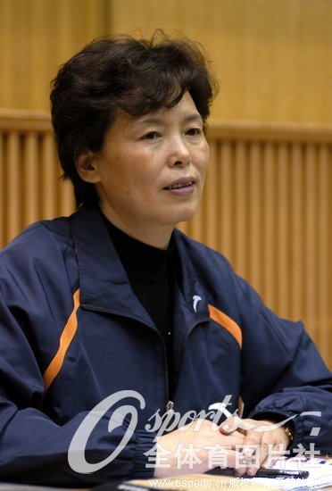 陈招娣:女子排球运动员。1973年毕业于北京体育学院青年训练队。同年参加中国人民解放军,并入八一队。1976年被选入国家队。同年加入中国共产党。1983年后任八一体育工作大队女子排球队副政委、队长。第六届全国人大代表。陈招娣曾多次参加国际比赛,是第三届世界杯女子排球赛和第九届世界女子排球锦标赛冠军中国队主力队员。曾立一等功。两次获国家体育运动荣誉奖章。她是中国女排在70年代末和80年代初冲出亚洲,走向世界团队中的核心队员。2013年4月1日因病在北京去世,享年58岁