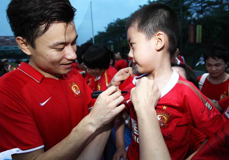 �й������ϣ��-2013��5��7�գ�2013���г�������9��ǰհ�����ݺ��ý�忪���� ��Ա��������������ǩ��Ը����ͼΪ۬����һλС����������ǩ����