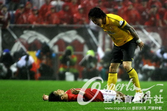 ���ݺ��Ӷ������M�򵹵ص��ֺͺ챦ʯ��ɽ�ﳩ��ŭ��