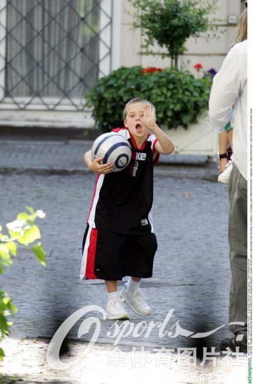 2006�~�w��@�ɪM�A�^��������F�s���A���J�~�i���l���H�ӦܡC