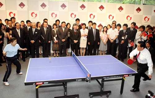 2008�~5��8��A�ɥ������a�D�u�J�A�ܦb�F�ʦ��_�Фj�ǥX�u2008�餤�C�֦~�ͦn��y�~�}�����C�o�O�}�����Z�A�J�A�ܻP�饻�ۦW���y�B�ʭ��֭�R�@�_�����y�C  �s�ت��O�� ��������