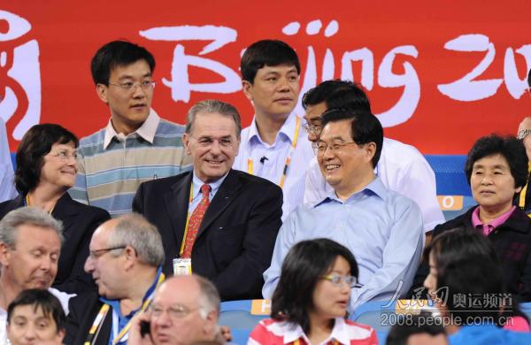 2008年8月17日,北京奧運會乒乓球比賽女子團體決賽在北京大學體育館進行,時任中國國家主席胡錦濤和夫人劉永清與國際奧委會主席雅克·羅格和夫人安妮·羅格觀看了比賽。在本場比賽中,中國隊最終以3比0戰勝新加坡隊。人民網記者 范繼文攝