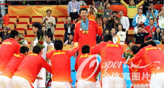 2010年的广州亚运会四分之一决赛对阵卡塔尔;半决赛对阵伊朗,大郅几乎都打满了全场。在决赛场上,中国队遇到了老对手韩国队,第四节,王治郅甚至有些体力透支了,然而就是在那样的情况下,大郅依然凭借对胜利的渴望,带领中国队获得冠军。夺冠后的颁奖仪式上,众队友围成一圈,把金牌献给大郅顶礼膜拜,在中国篮球历史上,从没有哪个球员获得过队友如此发自内心的爱戴和尊敬。大郅成为了第一人。