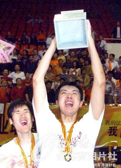 2007��3��28�գ�2006-2007����CBA�����ܾ�������һ����88:83ʤ�㶫��Զ���佱���񡣰�һ�����Ա����ۤ�߾ٽ��� 