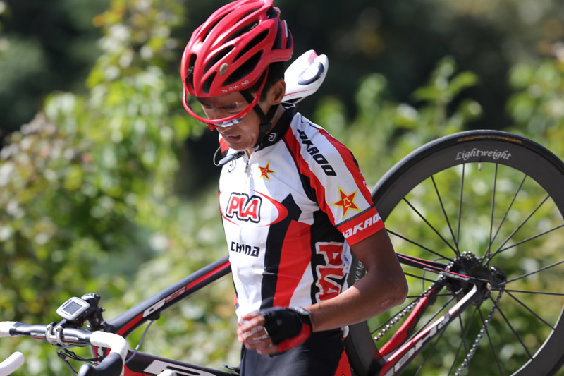 ��ǿ����9��11�գ���ʮ����ȫ�˻����г����ӹ�·�������ڱ�Ϫ���У���ž���ѡ�����������ٽ��յ���ʱ����ˤ����������������г��߹��յ��ߣ���ɱ�����������������4Сʱ42��14��ĳɼ�λ�е�26����