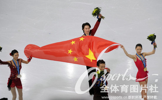2010年2月16日,第21届冬奥会双人滑比赛在加拿大温哥华进行了自由滑的比赛。中国组合申雪/赵宏博以总分216.57分的获得了金牌,这是中国队本届冬奥会首金,也改写了中国花样滑冰冬奥会无金牌的历史。另一对中国名将庞清/佟健同样发挥相当完美,以总分213.31分获得银牌。
