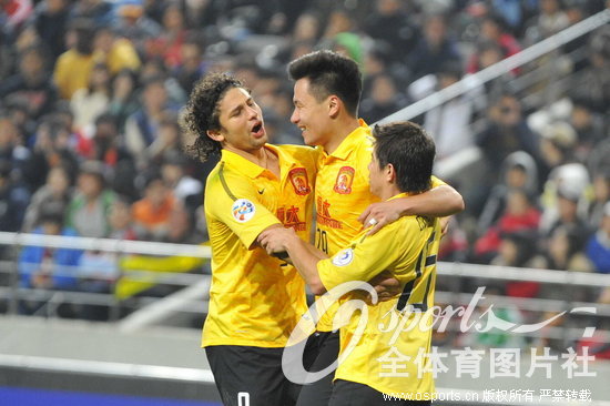 郜林(中)进球后与埃尔克森(左)和孔卡庆祝。