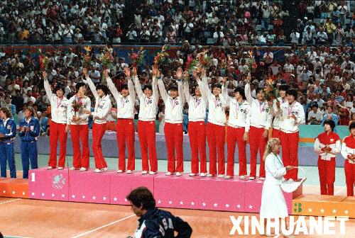 1984���й�Ů����������ɼ�����˻���һ·����ǿ��ɱ��������׶���˽��ƣ�ͬʱҲ�ɾ���Ů�������������Ĵ�����Ի͡�Ů�Ŷ�Ա����Ծ��������ֳ���ƴ��������Ů�ž���ʼΪ��������Ϥ�������������1985�괺�����й�Ů�Ŷ�Ա�������ֳ�����������һ��������Ϊ���ǣ��������Ͻ������϶�Ա��������������Ա����Ļ��ڡ�