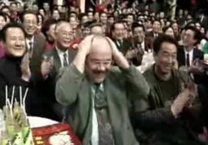 1993�괺�����й�����ӵ�һ�����ʩ������������ϯ�����ҡ����롱���˷빮��ţȺ���ݵ���������������������ʩ������ͷ�ϵ�һ����ͷ������������Ʒ��������������۸�Ȼ������5�򣬷빮Ц�ԡ�ʩ��ү����һ�Դ�ȫ�ǽ�������������СƷ��������ֳ��ɷû��ڣ�ʩ������Ҳ��Ĭ��Ӧ������ϣ���������õ��Ǳ�Ǯ��㵽���Ƕ���������