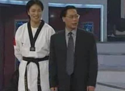 2001�괺�������к��Ա��֡�Ц���Լ���ƽ��λЦ�ǵ�СƷ����Ҳ��һ�ѡ���ò�����Ч��������������������ȴû�˱����еĺݾ����������ʵ�ȭ�ŵ�ҲӮ�����������������Ŀ���ջ��������Ƚ���