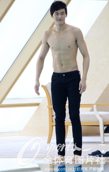 2013��1��15�գ��׶ذ��˹ھ������ں���һ�ұ��ݵ�Ӿ����¾�һλ��ˮ��Ů��ԭ������������Ϊ�����������㴺��΢��Ӱ����Ƭ��