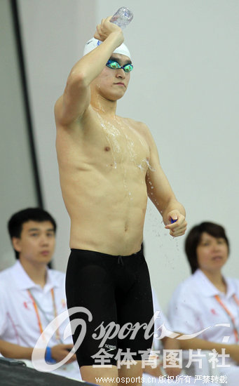 2012��9��12�գ��������е�2012��ȫ����ѧ���˶���չ����Ӿ��Ŀ�׸������ս���������200������Ӿ�����У������γ���1��47��15�ĳɼ��ʶ���ڣ�ͬʱ���������¼��