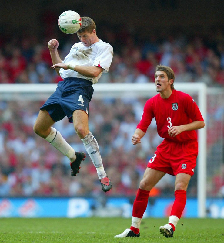 2005�꣬�¹����籭Ԥѡ����Ӣ����1-0սʤ����ʿ���������ڱ�����ͷ��