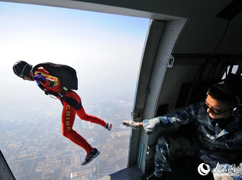 10��6�գ��ɹ��������ֺܾ��й������ž��վ���ͬ���졢Ϊ��10���2014��ȫ����ɡ�������ںӱ��������Ƚ��У�������ž���һ��ɡ�����ڵ�13֧ʡ��ֱϽ�У�������Լ130���˶�Ա�μӽ��𡣱���������Ů���㡢��Ů�ؼ����������͡�˫�˲�ɡ��������ɡ��ɡ�����������������Ŀ��������18����ơ�ͼΪѡ����ɡ˲�䡣    ����������  ���� ��