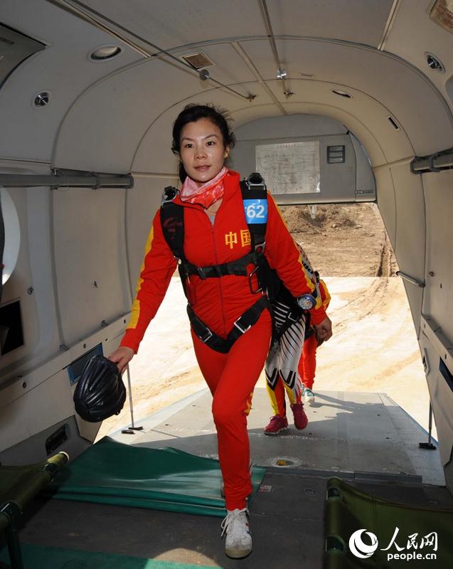 10月6日,由国家体育总局和中国人民解放军空军共同主办、为期10天的2014年全国跳伞锦标赛在河北保定火热进行,包括解放军八一跳伞队在内的13支省(直辖市)代表队约130名运动员参加角逐。比赛共设男女定点、男女特技、四人造型、双人踩伞、花样跳伞和伞翼飞行六大项比赛项目,将决出18块金牌。图为选手登机参赛。 人民网记者 雷声 摄