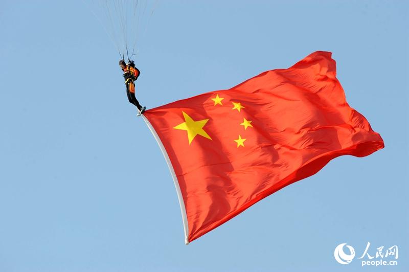 10��6�գ��ɹ��������ֺܾ��й������ž��վ���ͬ���졢Ϊ��10���2014��ȫ����ɡ�������ںӱ��������Ƚ��У�������ž���һ��ɡ�����ڵ�13֧ʡ��ֱϽ�У�������Լ130���˶�Ա�μӽ��𡣱���������Ů���㡢��Ů�ؼ����������͡�˫�˲�ɡ��������ɡ��ɡ�����������������Ŀ��������18����ơ�ͼΪ����ѡ���ڿ���չʾ�л����񹲺͹����졣     ����������  ���� ��