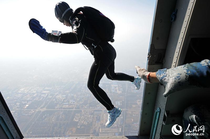 10月6日,由国家体育总局和中国人民解放军空军共同主办、为期10天的2014年全国跳伞锦标赛在河北保定火热进行,包括解放军八一跳伞队在内的13支省(直辖市)代表队约130名运动员参加角逐。比赛共设男女定点、男女特技、四人造型、双人踩伞、花样跳伞和伞翼飞行六大项比赛项目,将决出18块金牌。图为选手跳伞瞬间。 人民网记者 雷声 摄