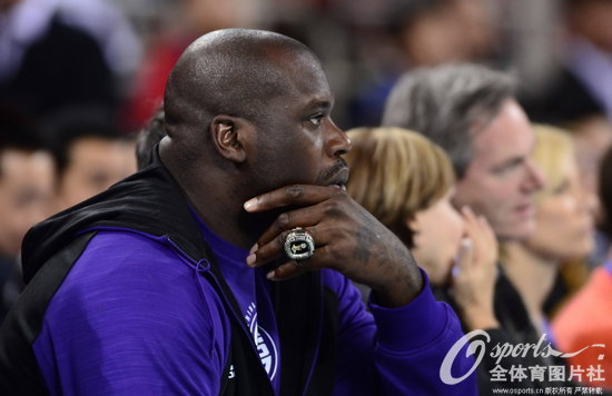 组图:姚鲨再聚NBA赛场 奥尼尔总冠军戒指惹眼
