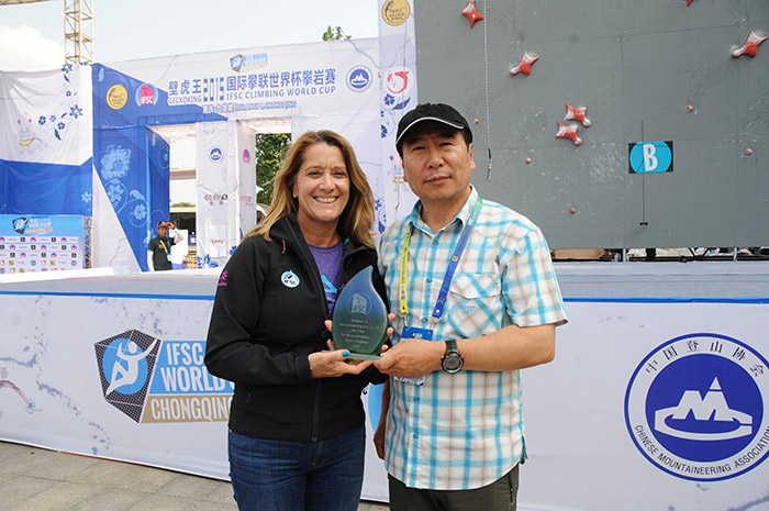 中国登山协会主席李致新(右)接受国际攀联代表颁奖。(人民网记者王霞光 摄)