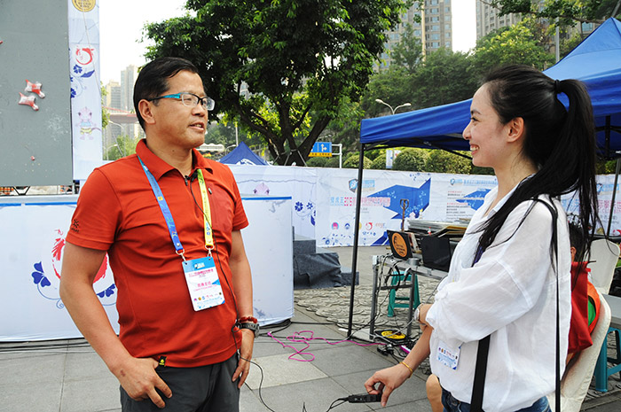 国家体育总局登山运动管理中心攀岩攀冰不部长罗申(左)接受记者采访。(人民网记者王霞光 摄)