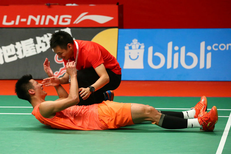 諶龍與教練慶祝奪冠