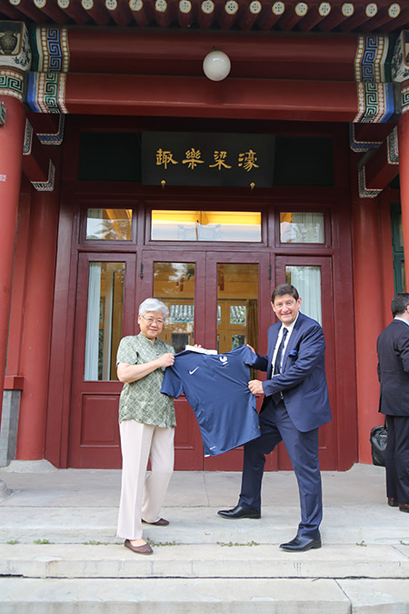 帕特裡克向唐聞生贈送法國隊隊服