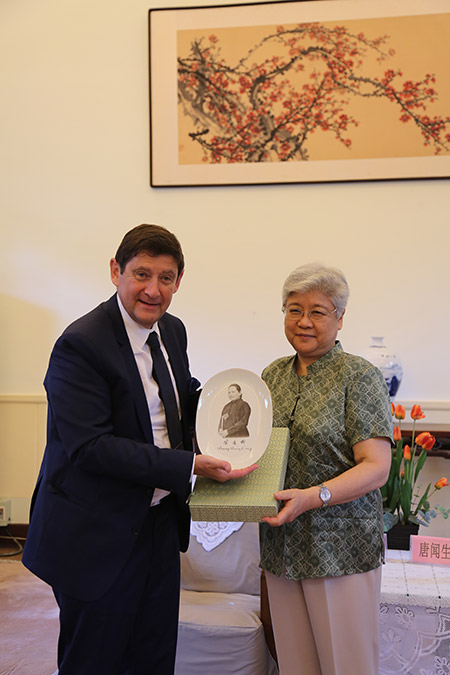 中國宋慶齡基金會副主席唐聞生向帕特裡克-卡納爾贈送禮物