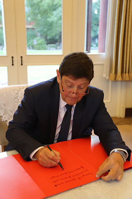 帕特裡克留言“青年之間的交流不應該有國界，你們基金會的努力讓我看到了希望。”