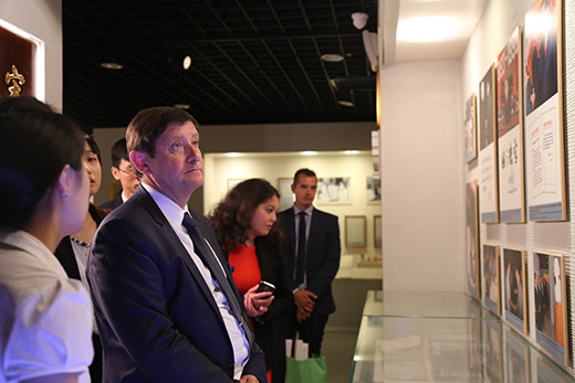 法國城市、青年和體育部部長帕特裡克一行參觀宋慶齡生平展