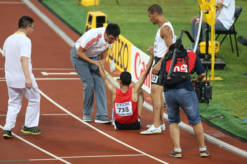 運動員在沖刺后摔倒