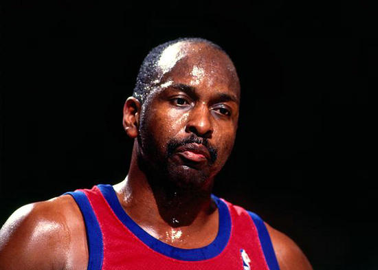 并荣膺总决赛mvp,nba50大球星之一,2001年入选奈-史密斯篮球名人纪念