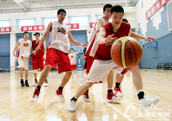 2007年亞錦賽在日本德島舉辦，中國男籃派出了二隊參加，最終僅僅獲得第十名。圖片背景：2007年7月25日，中國男籃二隊公開訓練。中國男籃二隊王博、陳臣、陳磊在訓練中