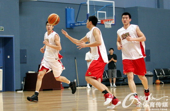 2007年亞錦賽在日本德島舉辦，中國男籃派出了二隊參加，最終僅僅獲得第十名。圖片背景：2007年7月25日，中國男籃二隊公開訓練。中國男籃二隊谷立業、王博等隊員在訓練中