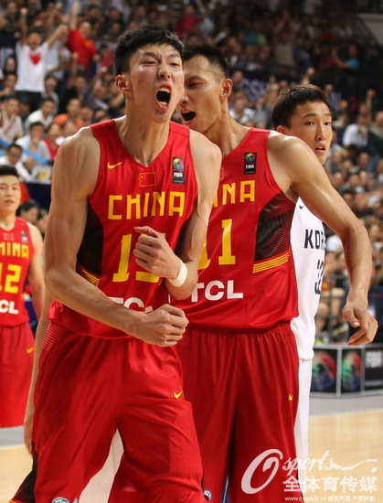 周琦慶祝得分