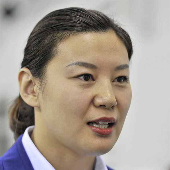 高清青运会游泳比赛亚洲蝶后周雅菲担任裁判3