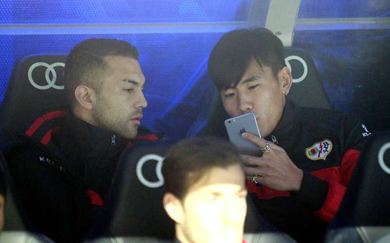 張呈棟與隊友在替補席交談