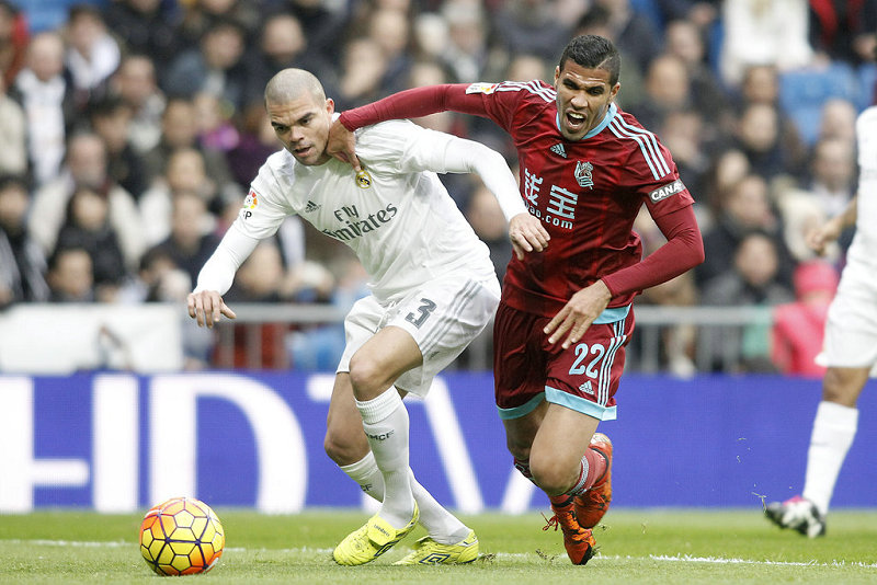 佩佩與對方球員拼搶