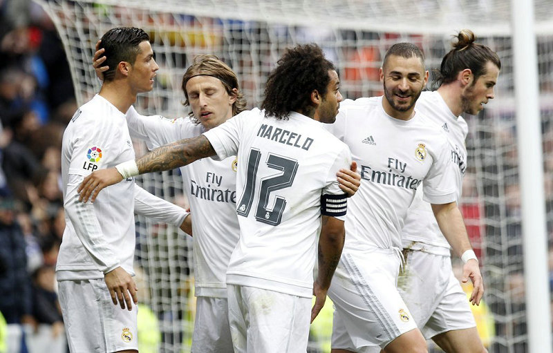 C羅與隊友慶祝進球