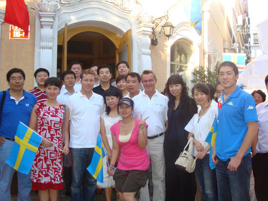 ���ߣ���һ�������������ľư��ſں�Ӱ