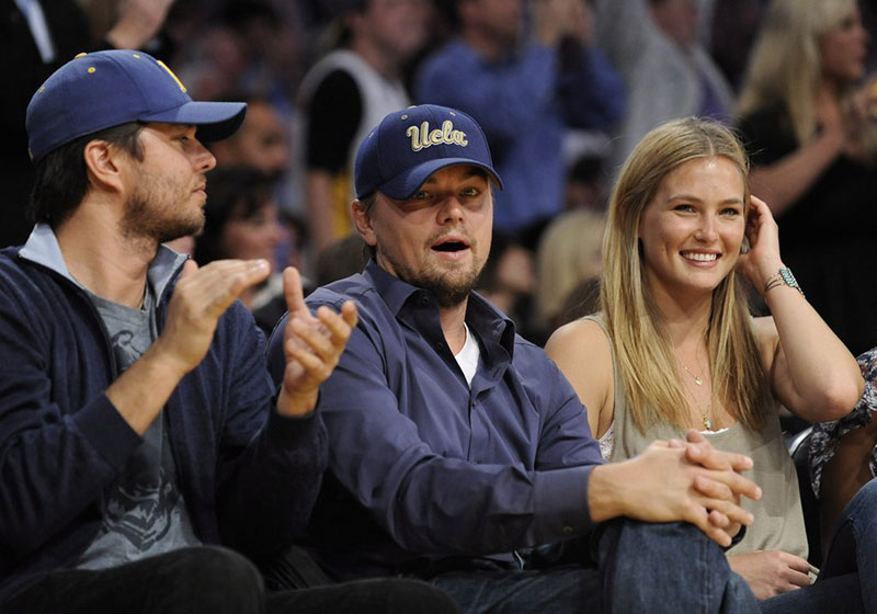 ����ʱ��2010��4��27�գ������ɶ���Ů�ѡ���ɫ�г�ģ�Ŷ������������ң�Bar Refaeli���ֳ��ۿ����˶��������������ļ��������ֱ�����