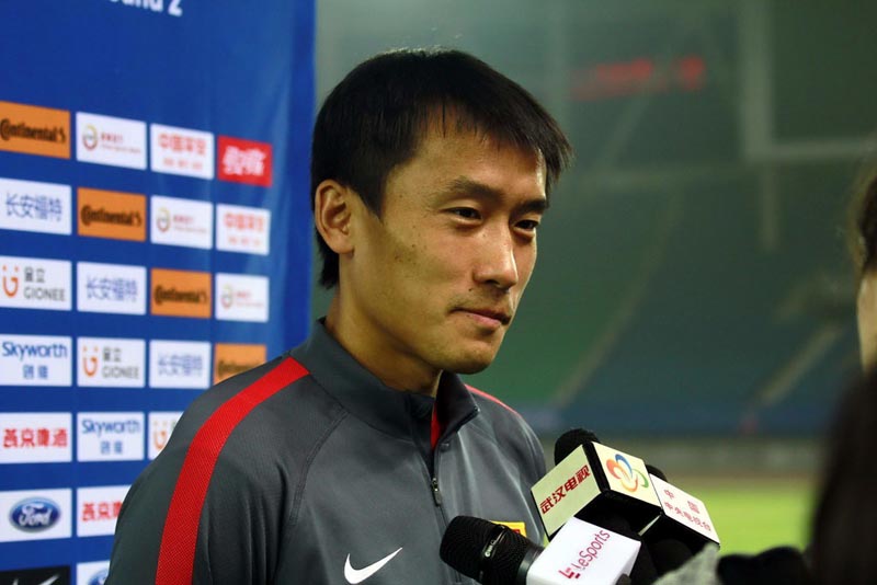 高清:国足武汉备战世预赛 老将杜威亮相成焦点