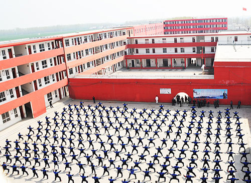 大春文武学校的学生在校园内练习太极拳。刘宇 摄
