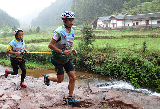 �˶�Ա��ɽ�ش�Խ�����С�