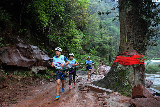 �˶�Ա��ɽ�ش�Խ�����С�