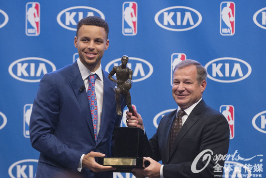 库里蝉联常规赛MVP