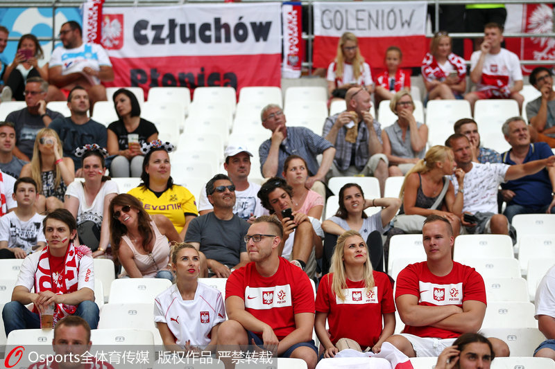 場邊球迷期待比賽開始